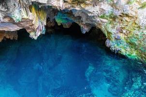 cenote escénico casa tortuga cerca de tulum y playa del carmen, una atracción turística popular para el turismo local e internacional foto