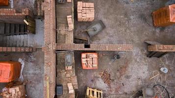 vista aérea del sitio de construcción nuevas casas familiares. industria de la construcción en la ciudad desde arriba. foto