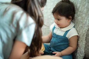 madre joven y bebé son felices en casa, concepto de familia infantil con madre caucásica y niño pequeño, estilo de vida de cuidado de recién nacidos foto