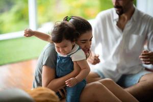 madre joven y bebé son felices en casa, concepto de familia infantil con madre caucásica y niño pequeño, estilo de vida de cuidado de recién nacidos foto