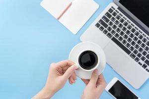 concepto de negocio, relajación en el tiempo de trabajo, tomar café tomando un descanso en una mesa de oficina azul claro limpio, espacio de copia, piso, vista superior, maqueta foto