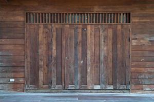 antigua puerta-ventana de madera vintage asiática, tailandia. foto