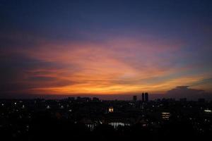 descripción general del paisaje urbano con el cielo abierto en el crepúsculo. ciudad de bangkok, tailandia. foto