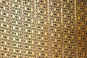la ventana emergente del patrón tailandés de artesanía dorada en el fondo de la pared en algún lugar de Tailandia. foto