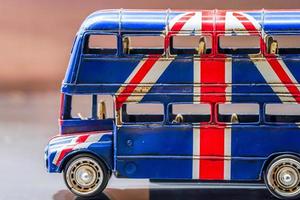 pantalla de bandera británica en el autobús de juguete. foto
