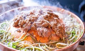 bulgogi de barbacoa de ternera en un restaurante coreano en seúl, estilo de vida cocina coreana fresca en una sartén de cobre con cebolla verde en rodajas, primer plano, espacio para copiar