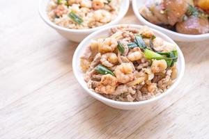 camarones estofados sobre arroz - famosa comida callejera tradicional de taiwán. gambas guisadas con soja sobre arroz cocido. concepto de viaje, vista superior, espacio de copia, primer plano foto