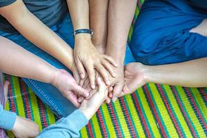 la mano se mantiene unida en la comunidad en el parque del jardín. foto