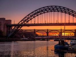 newcastle upon tyne, tyne and wear, reino unido, 2018. puesta de sol sobre los puentes de newcastle upon tyne, tyne and wear el 20 de enero de 2018 foto