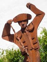 ronda, andalucia, españa, 2014. monumento de un banderillero frente a la plaza de toros plaza de toros de ronda andalucia españa el 8 de mayo de 2014 foto