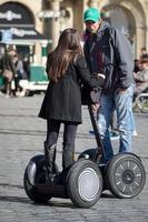 praga, república checa, 2014. dos jóvenes disfrutando de segways en praga foto