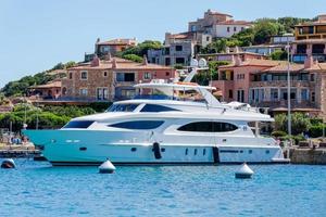 Porto Cervo, Cerdeña, Italia, 2015. Impresionante motorcruiser amarrado en el puerto de Porto Cervo foto