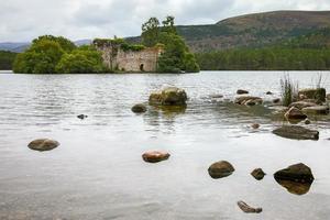 castillo en medio de loch an eilein cerca de aviemore escocia foto