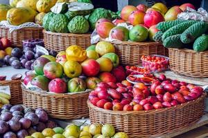 primer plano de un puesto de frutas y verduras en el mercado cubierto de funchal foto