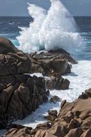 olas golpeando la costa en capo testa cerdeña foto