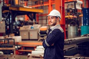 Gerente de ingeniería de trabajadores de fábrica inteligente que trabaja en el lugar de trabajo industrial, usando sombrero duro por seguridad. foto
