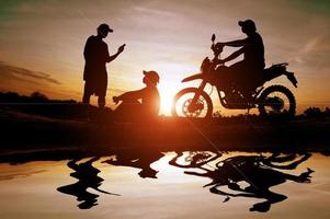 hombre con moto de motocross foto