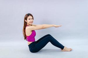 mujeres haciendo yoga para el ejercicio de la salud en el concepto de sala de atención médica y buena forma foto