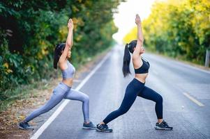 las mujeres hacen ejercicio felizmente para una buena salud. concepto de ejercicio foto