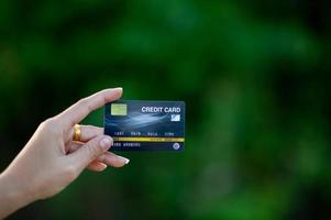tarjetas de mano y de crédito, operaciones comerciales en línea y compras sin efectivo ideas de tarjetas de crédito para ir de compras foto
