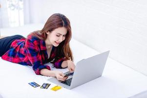 la mujer y la computadora en la sala blanca feliz trabajo el concepto de feliz trabajo en casa foto