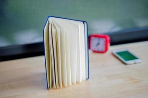 manos y libros que quedan al descubierto con espacio en la sala de la mañana concepto de lectura de libros foto