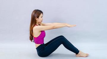 mujeres haciendo yoga para el ejercicio de la salud en el concepto de sala de atención médica y buena forma foto