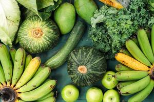 frutas y verduras verdes frescas foto