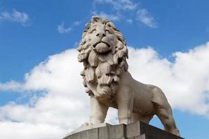 Londres, Reino Unido, 2018. El león de South Bank en el puente de Westminster en Londres el 21 de marzo de 2018.
