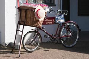 Penarth, Gales, Reino Unido, 2014. Vista de una vieja bicicleta comerciante fuera de una tienda de dulces en Penarth foto