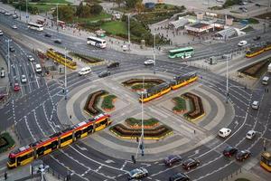 varsovia, polonia, 2014. gran rotonda en la calle marszalkowska cerca de la estación de tranvía centrum en varsovia foto