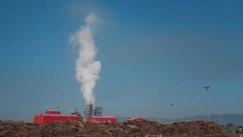 planta de processamento de madeira polui o ar com fumaça saindo do tubo. video