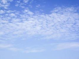 fondo de cielo azul con pequeñas nubes con espacio foto