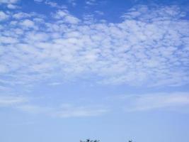 fondo de cielo azul con pequeñas nubes con espacio foto