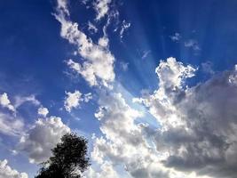 nube cielo nubes azul durante el día espacio libre foto