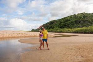 pareja madura de pie en la playa conocida como taipe cerca de arraial d ajuda, biaha, brasil foto