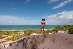 dama en la playa conocida como taipe cerca de los coloridos acantilados en arraial d ajuda bahia, brasil foto