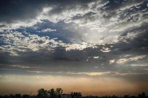 nube oscura en el cielo en el pueblo foto