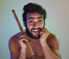 hombre indio con flauta bansuri flauta de bambú india foto