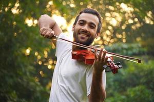 músico tocando violín. concepto de música y tono musical. foto