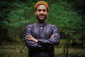 hombre de pueblo al aire libre de himachal pradesh en traje tradicional foto