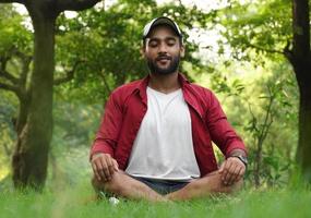 un hombre está haciendo meditación para la ansiedad