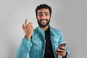 un hombre con fondo blanco móvil foto