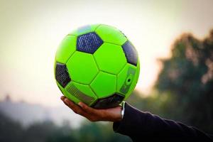 fútbol en mano imagen alta definición foto