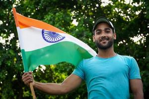 joven indio celebrando el día de la república india o el día de la independencia foto