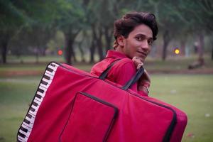 niño sonriendo imagen con bolsa de piano foto