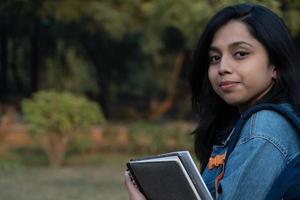 imagen de estudiante indio con libros y bolsa foto