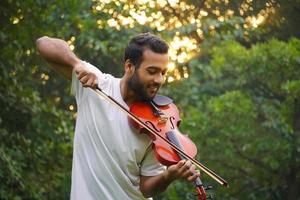 imagen de violinista, músico tocando violín. en la música de la mañana y el concepto de tono musical. foto