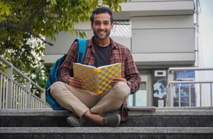 un joven asiático leyendo su libro foto