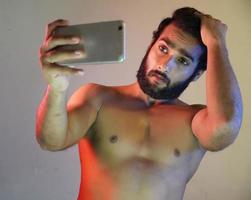 un hombre sano tomando selfie usando su teléfono foto